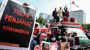 Massa berorasi damai saat menggelar aksi di depan Istana Negara Jakarta, Kamis (3/9/2015). Massa menolak kedatangan Presiden Mesir Presiden Mesir Abdel Fatah Al Sisi ke Indonesia terkait pelanggaran HAM dan demokrasi di Mesir. (Liputan6.com/Faizal Fanani)