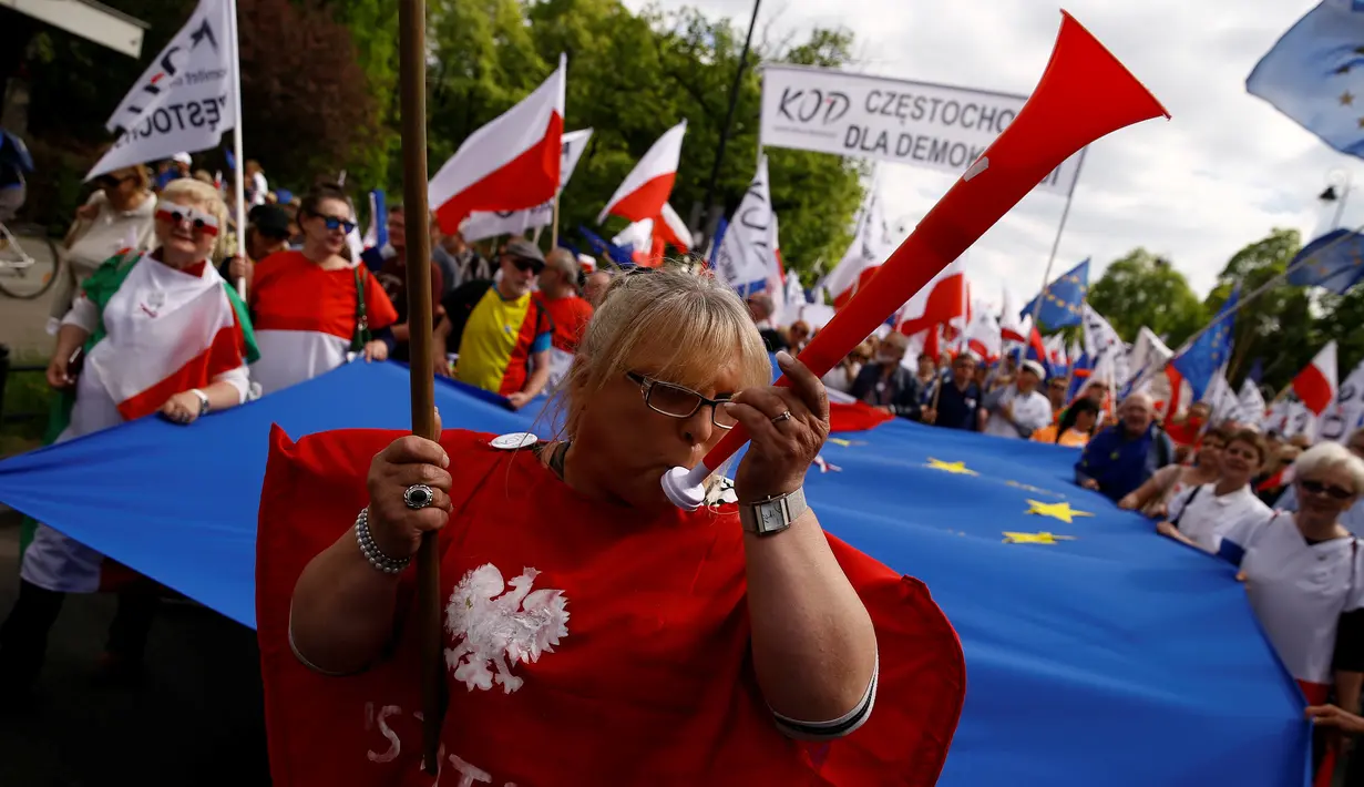 Seorang wanita ikut ambil bagian dalam pawai di jalanan Warsaw, Polandia, Sabtu (7/5). Ribuan warga turun ke jalan memprotes pemerintahan baru Polandia yang dipegang oleh partai konservatif. (REUTERS/Kacper Pempel)