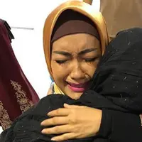 Julia Perez menangis sambil memeluk Ria Irawan (Instagram/@juliaperrezz)