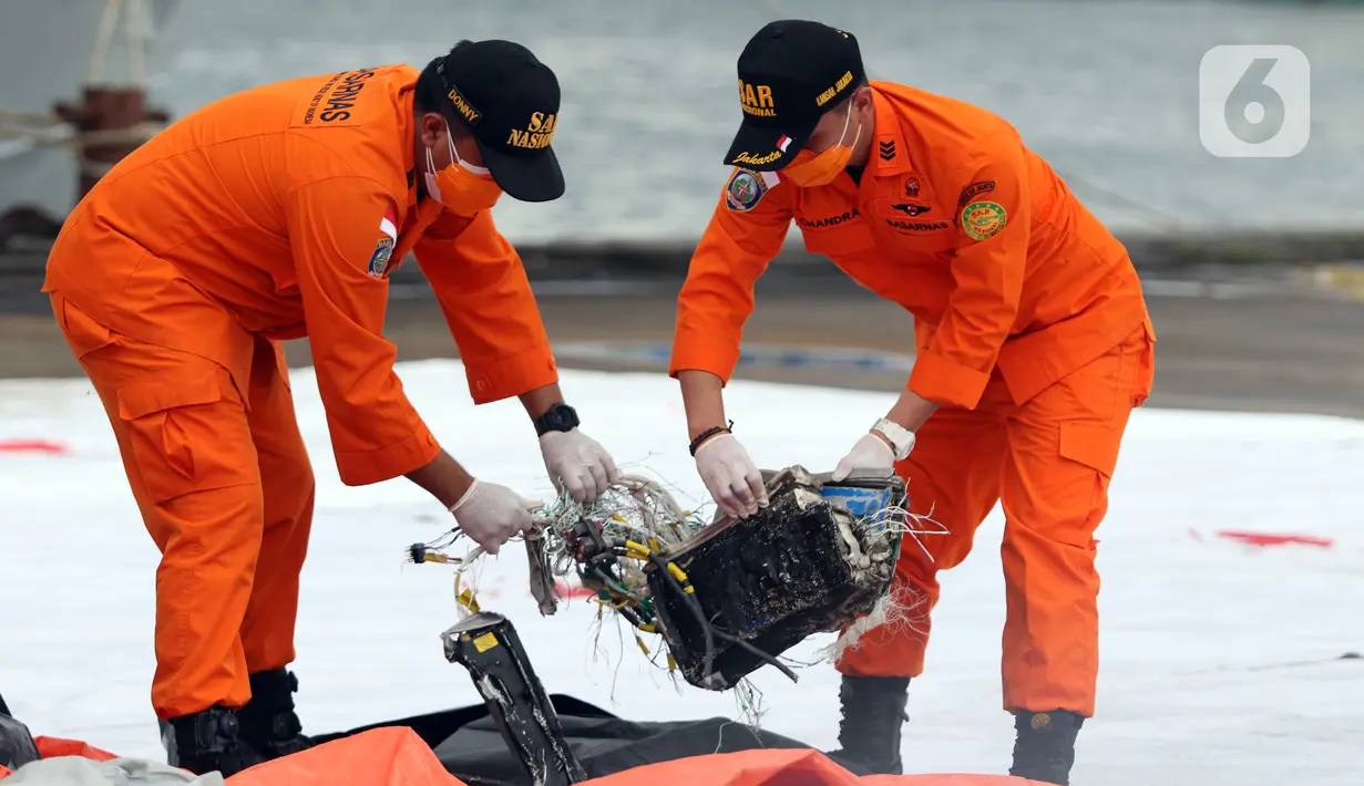 Serpihan pesawat Sriwijaya Air SJ 182 yang dibawa KRI Kurau ditunjukkan di Dermaga JICT 2, Jakarta, Minggu (10/1/2021). Tim SAR Kopaska TNI AL menyerahkan serpihan pesawat Sriwijaya Air SJ 182 yang berhasil dievakuasi ke Basarnas, Kepolisian, dan KNKT. (Liputan6.com/Helmi Fithriansyah)