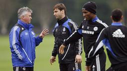 Guus Hiddink sendiri sebelumnya sudah pernah melatih The Blues pada periode Februari hingga Juni 2009. (AFP/Glyn Kirk)