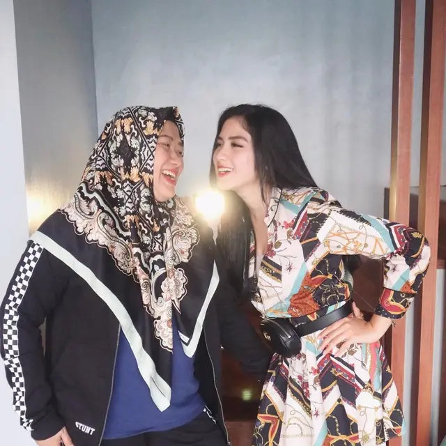 6 Potret Kebersamaan Ochi Rosdiana dan Ibunda, Selalu Kompak