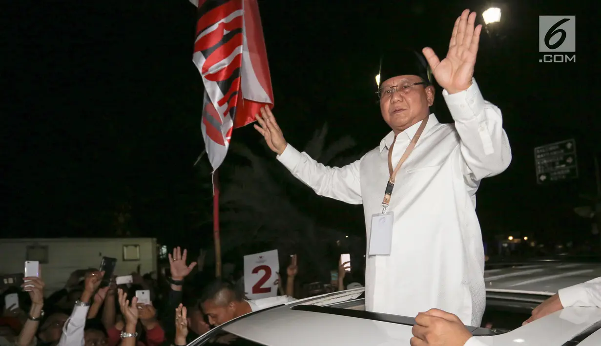 Calon Presiden Prabowo Subianto menyapa pendukungnya di sepanjang jalan Imam Bonjol usai pengambilan nomor urut di Gedung KPU Jakarta, Jumat (21/9). Pasangan Prabowo-Sandi mendapat nomor urut 2. (Liputan6.com/Fery Pradolo)