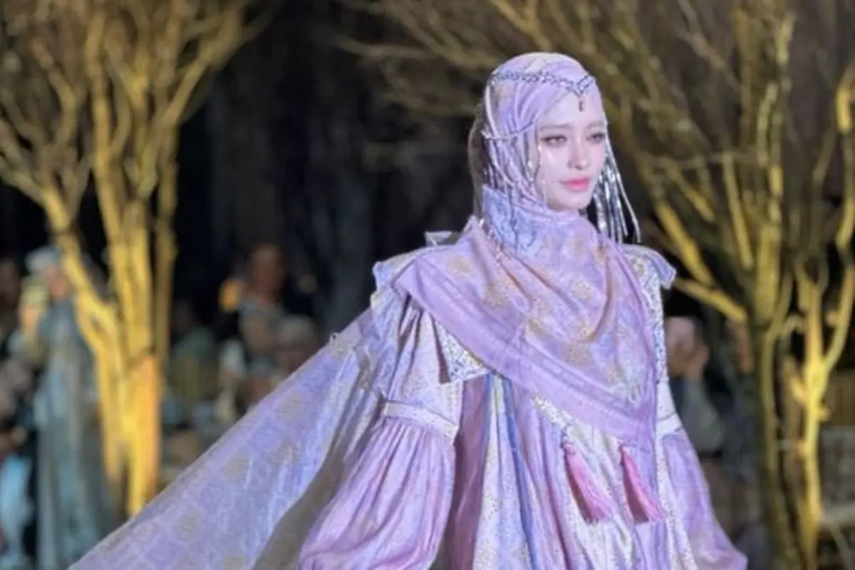 Inara rusli pukau penonton di runway. (credit:instagram.com/mommy_starla)