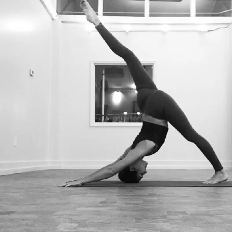 Kristen Schneider habiskan waktu tiap pagi dengan yoga. (Instagram Kristen Schneider)