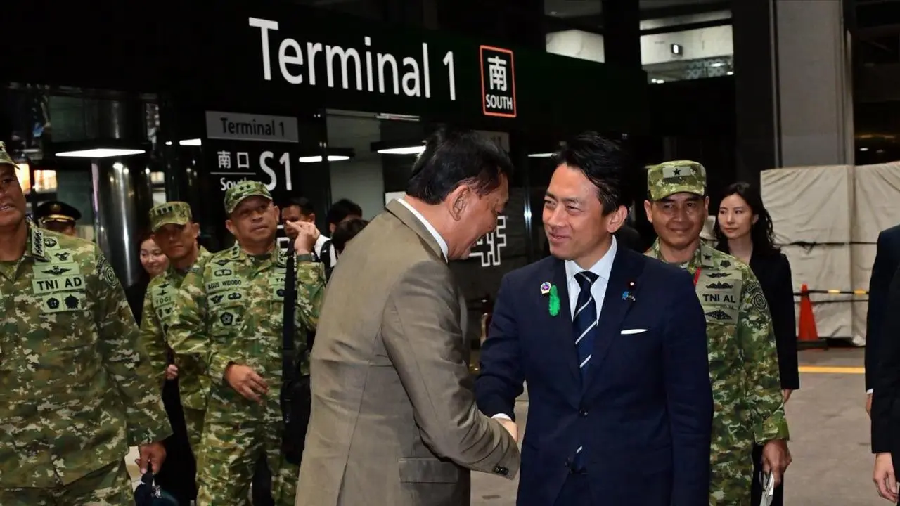 Menteri Pertahanan Sjafrie Sjamsoeddin menggelar diskusi dengan Menteri Pertahan Jepang Shinjiro Koizumi di Bandara Narita.