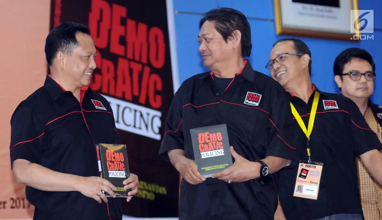 Kapolri, Jenderal Pol Tito Karnavian (kiri) bersama peneliti LIPI Hermawan Sulistyo saat peluncuran buku 'Democratic Policing' di Jakarta, Selasa (21/11). Diharapkan buku ini bisa menjadi pegangan anggota Polri. (Liputan6.com/Helmi Fithriansyah)