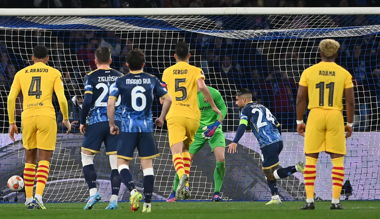 Napoli sempat memperkecil ketertinggalan menjadi 1-2 pada menit ke-23. Gol dicetak melalui eksekusi penalti yang diambil oleh Lorenzo Insigne, usai Victor Osimhen dijatuhkan kiper Barcelona, Marc-Andre ter Stegen. (AFP/Andreas Solaro)