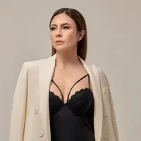 Tampil seksi berbalut lingerie hitam, pesona Wulan Guritno dipuji awet muda bak vampir abadi. @wulanguritno.