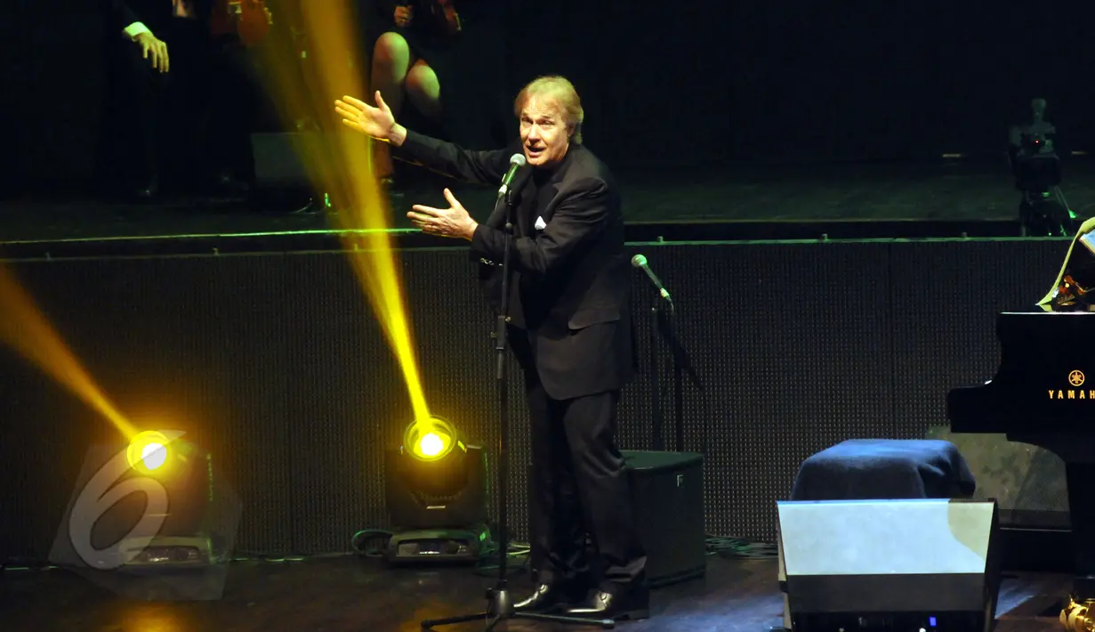 Pianis Richard Clayderman saat menyapa para penggemarnya saat konser eksklusif dirinya di Balai Sarbini, Jakarta, (5/6/2015). Richard Clayderman Pianis legendaris asal Prancis ini tampil selama dua jam. (Liputan6.com/Panji Diksana)