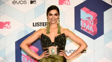 Bintang Bollywood, Deepika Padukone berpose di karpet merah MTV Europe Music Awards 2016 di Ahoy Rotterdam, Belanda, Minggu (6/11). Deepika tampil seksi mengenakan rok panjang dengan belahan tinggi dan bralette rancangan Monisha Jaisingh. (JOHN THYS/AFP)