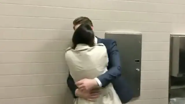 [Bintang] Menikah di Toilet, Apa yang Sebenarnya Terjadi pada Pasangan Ini?