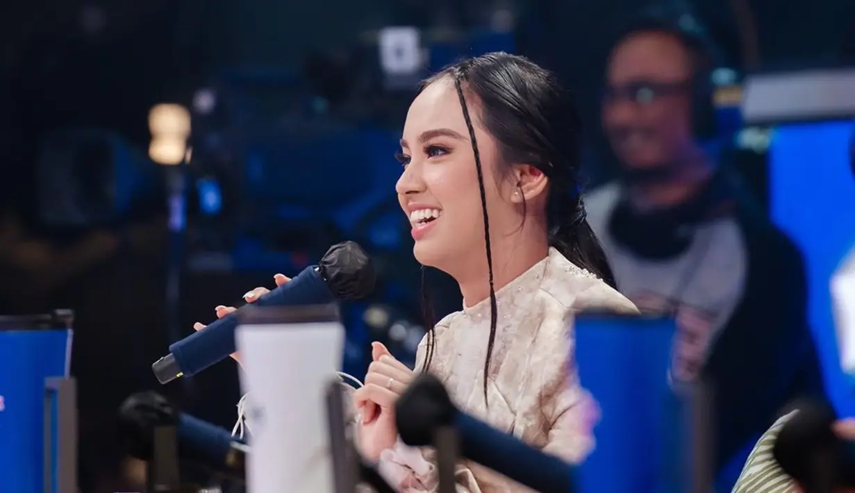 Idola Cilik 2022 menjadi ajang pencarian bakat pertama untuk Lyodra Ginting didapuk sebagai juri. Meski baru pertama kali, penyanyi muda kelahiran Medan, Sumatera Utara ini sudah sangat cocok menjadi juri. Komentar dan masukan yang diberikan Lyodra disebut berbobot dan membangun. (Liputan6.com/IG/@lyodraofficial)