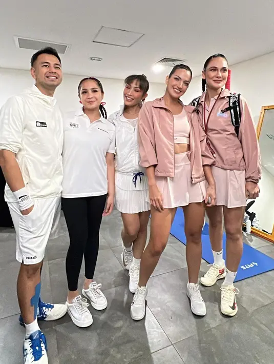 Ayu Dewi turut hadir mengenakan setelan pakaian tenis serba putih. Ia memadukan jaket dan double layer pleated skirt. [Foto: Instagram/mrsayudewi].
