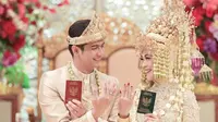 Setelah resmi mengucapkan ijab kabul, wajah Ria Ricis yang tertutup selendang dibuka oleh Teuku Ryan dan menyentuh keningnya sang istri. Mari kita ucapkan selamat untuk keduanya. (Instagram/teukuryantr).