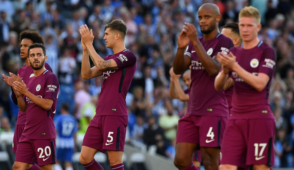 Para pemain Manchester City menyapa suporter usai mengalahkan Brighton pada laga Premier League di Stadion American Express Community, Brighton, Sabtu (12/8/2017). Brighton kalah 0-2 dari Manchester City. (AFP/Chris J Ratcliffe)