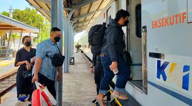 Para penumpang di Staisun Jember memasuki kereta api (Istimewa)