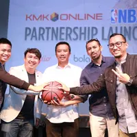 Presenter Augie Fantinus berharap dengan adanya penayangan bola basket Amerika Serikat, NBA di televisi Tanah Air, bisa berdampak positif dengan perkembangan basket di Indonesia. (Adrian Putra/Bintang.com)