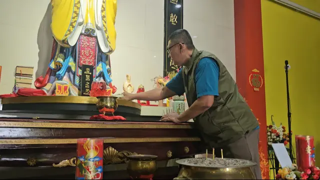 Ketua Makin Depok, Andi Arifin saat membersihkan altar untuk persiapan Imlek di Klenteng Kong Miao, Depok.