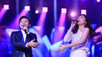 Kolaborasi apik disuguhkan oleh Isyana Sarasvati dan Rizky Febian. Dalam Konser Raya 22 Tahun Indosiar itu keduanya begitu romantis. (Adrian Putra/Bintang.com)