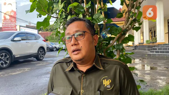 Tim kuasa hukum DS, Yupen Hadi saat diwawancara di Polres Sukabumi Kota (Liputan6.com/Fira Syahrin).