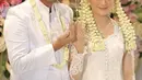 Puadin memberikan maskawin seperangkat alat salat dan perhiasan. Selain itu, uang tunai sebagai mahar pernikahan sebesar Rp. 161.016, yang memiliki makna tanggal pernikahan mereka. (Galih W. Satria/Bintang.com)