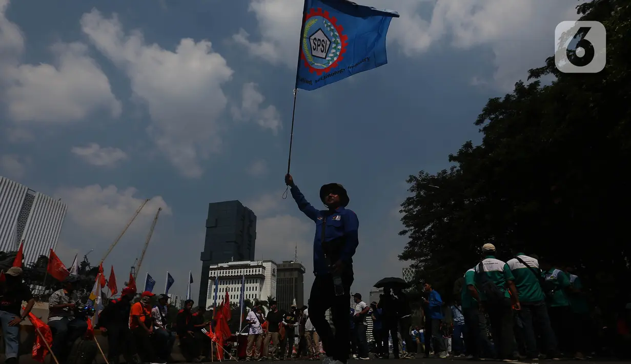 Selain penolakan terhadap penerapan Tapera, aksi unjuk rasa buruh juga menyuarakan lima tuntutan lainnya. (Liputan6.com/Angga Yuniar)