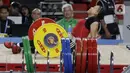 Lifter putri Indonesia, Lisa Setiawati terjatuh saat laga SEA Games 2019 cabang angkat besi nomor 45 kilogram di Stadion Rizal Memorial, Manila, Minggu (1/12/2019). Dirinya mendapatkan medali perak setelah meraih total angkatan 169 kilogram. (Bola.com/M Iqbal Ichsan)