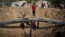 Warga Palestina memeriksa kerusakan akibat serangan Israel di Khan Younis, Jalur Gaza selatan, Selasa 19 Mei 2026. (AP Photo/Abdel Kareem Hana)
