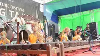 Sejumlah anak-anak warga desa Kedungsanga Kabupaten Cirebon tengah menunjukkan kemampuannya menabuh Gong Renteng Ki Muntili dalam acara Njujug Tajug Lesbumi PCNU Kabupaten Cirebon. Foto (Liputan6.com / Panji Prayitno)