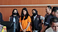 Polres Metro Jakarta Pusat telah menetapkan seorang mahasiswa bernama Ghisca Debora Aritonang (19) sebagai tersangka penipuan tiket konser Coldplay di Jakarta. (Merdeka.com/Bachtiarudin Alam)