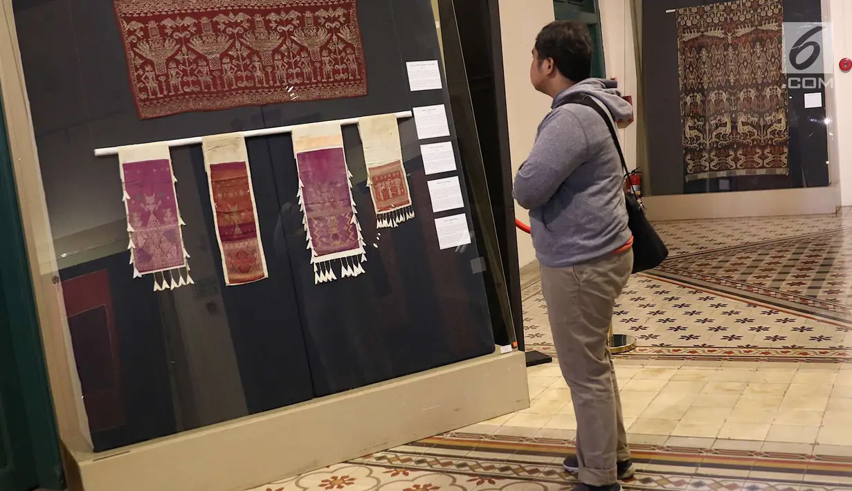 Pengunjung melihat kain tradisional Indonesia di pameran bertajuk Encounters with Bali: A collector’s journey di Museum Tekstil, Jakarta, Rabu (11/7). Pameran ini berlangsung pada 11 Juli hingga 5 Agustus 2018. (Liputan6.com/Immanuel Antonius)