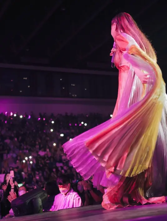 Penampilan cantik Rossa dilengkapi dengan aksesori dari Rinaldy A. Yunardi. Rossa mengenakan headpiece emas yang membuatnya tampil seperti dewi di konser tunggalnya tersebut. (instagram/itsrossa910)