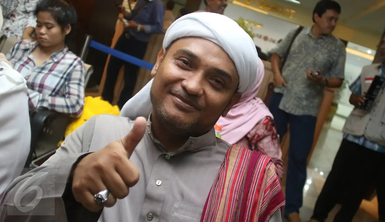 Sekjen Dewan Syuro DPD FPI DKI Jakarta Novel Bamukmin menyapa awak media di Sentra Pelayanan Kepolisian Terpadu (SPKT) Polda Metro Jaya, Jakarta, Kamis (5/1). Kedatangannya untuk melaporkan Ahok atas pencemaran nama baik. (Liputan6.com/Immanuel Antonius)