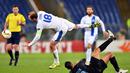 Pemain Lazio, Mauricio, berebut bola dengan pemain Dnipropetrovsk, Roman Zozulya (kiri), dalam lanjutan Grup G Liga Europa yang berlangsung di Stadion Olimpico, Roma, Jumat (27/11/2015) dini hari WIB. (AFP Photo/Gabriel Bouys)
