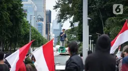 Massa dari Aliansi Anak Bangsa Cinta Kedamaian menggelar aksi unjuk rasa di depan Gedung Polda Metro Jaya, Jakarta, Senin (7/12/2020). Massa menuntut aparat kepolisian segera menangkap Rizieq Shihab atas dugaan pelanggaran protokol kesehatan beberapa waktu lalu. (Liputan6.com/Immanuel Antonius)
