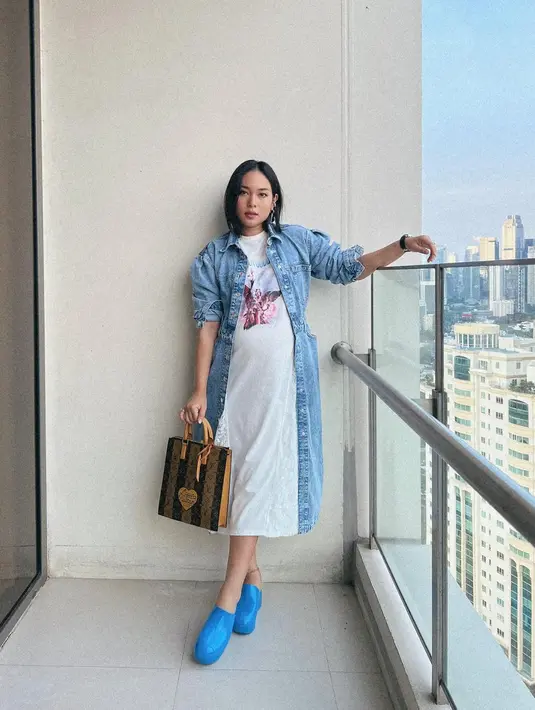 Long denim dress, t-shirt dress, dan sepatu biru cerah jadi kombinasi OOTD sempurna untuk jalan-jalan. [Foto IG/ayladimitri].