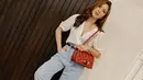 <p>Menggunakan jeans untuk look formal bisa dipadu dengan kemeja putih. Seperti Jessica Mila, lengkapi shoulder bag untuk tampil elegan. [Instagram/jscmila]</p>