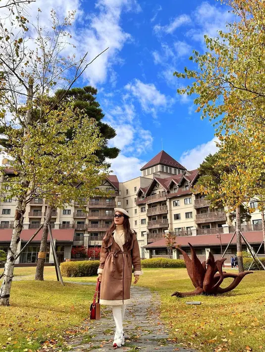 Padu padan long coat warna coklat, inner krem, dan topi baret krem bikin looks Natasha Wilona terlihat stunning. (Instagram/natashawilona12).