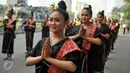 Sejumlah seniman meramaikan Parade Budaya Lombok Sumbawa 2016 di kawasan Thamrin, Jakarta, Minggu (17/7). Parade ini memperkenalkan seni dan budaya NTB menyambut kegiatan Visit Lombok Sumbawa tahun 2016. (Liputan6.com/Gempur M Surya)
