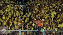 Suporter mengibarkan bendera duka jelang menyaksikan laga Persija melawan PS TNI di Stadion GBK Jakarta, Jumat (10/6). Ungkapan duka ditujukan atas tewasnya M Fahreza saat akan menyaksikanlaga Persija (13/5) lalu. (Liputan6.com/Helmi Fithriansyah)