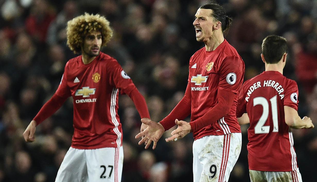 Striker Manchester United, Zlatan Ibrahimovic, merayakan gol yang dicetaknya ke gawang Liverpool pada laga Liga Inggris di Stadion Old Trafford, Inggris, Minggu (15/1/2017). Kedua tim bermain imbang 1-1. (AFP/Oli Scarff) 