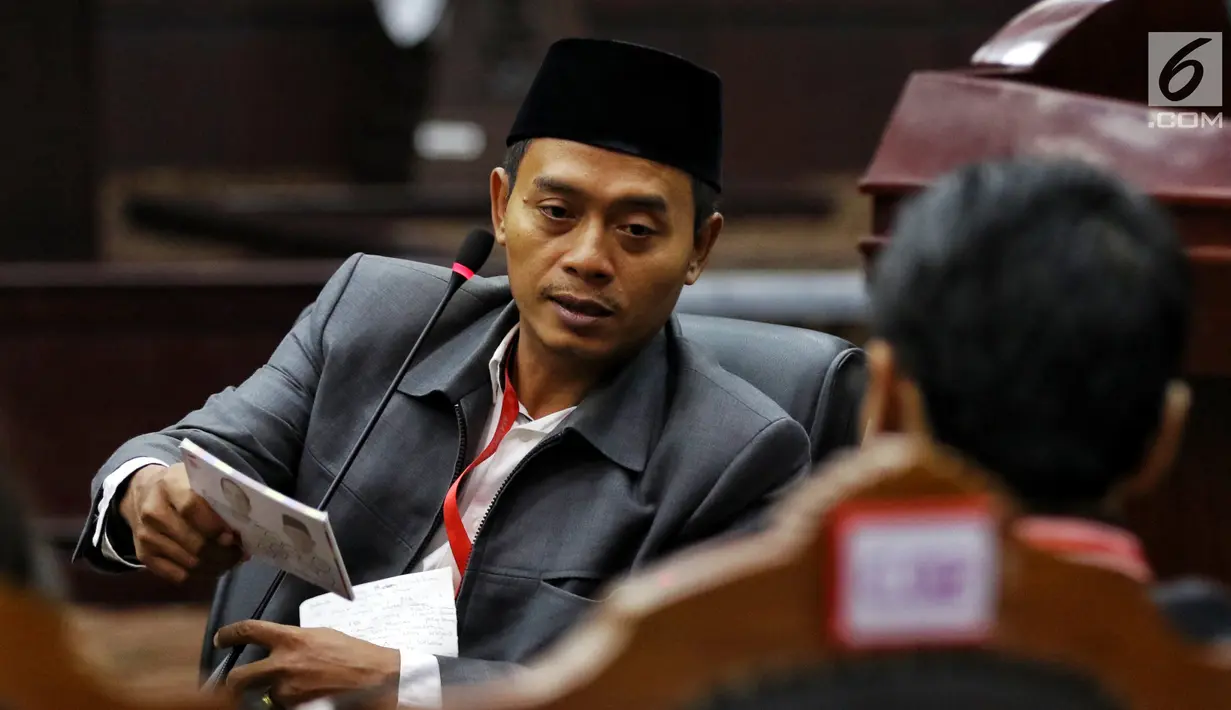Saksi dari tim hukum Jokowi-Ma'ruf, Anas Nashikin mengikuti sidang lanjutan sengketa Pilpres 2019 di Gedung MK, Jakarta, Jumat (21/6/2019). Sidang tersebut beragendakan mendengar keterangan saksi dan ahli dari pihak terkait yakni paslon nomor urut 01 Jokowi-Ma'ruf Amin. (Liputan6.com/Johan Tallo)