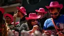 Pengunjung mencicipi anggur mawar Spanyol untuk mempromosikan minuman tersebut di Pamplona, Spanyol, Sabtu (19/5). (AP Photo/Alvaro Barrientos)