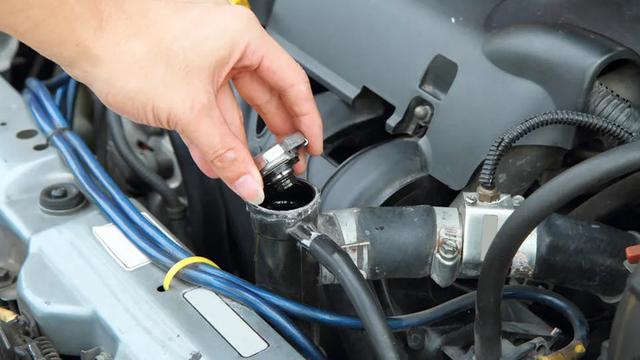 Tutup Radiator Punya Fungsi Penting, Jangan Asal Saat Memasangnya