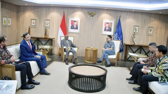 Wakil Menteri Perdagangan (wamendag) Jerry Sambuaga menerima kunjungan Sekretaris Jenderal D-8, Isiaka Abdul Qadir Imam di Kantor Kementerian Perdagangan, Jakarta. (Dok Kemendag)