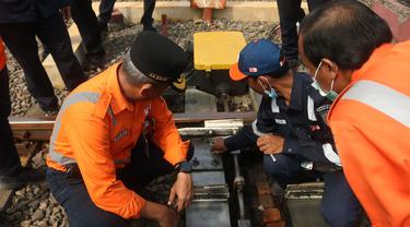 Petugas memeriksa jaringan rel kereta di Dop 8 Surabaya. (Dian Kurniawan/Liputan6.com)