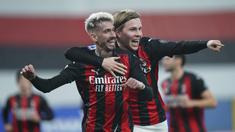 Striker AC Milan, Samuel Castillejo (kiri), melakukan selebrasi bersama Jens Petter Hauge usai mencetak gol kedua AC Milan ke gawang Sampdoria dalam laga lanjutan Liga Italia 2020/21 pekan ke-10 di Luigi Ferraris Stadium, Minggu (6/12/2020). AC Milan menang 2-1 atas Sampdoria.(LaPresse via AP/Spada)