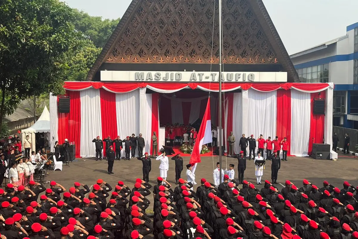 PDI Perjuangan (PDIP) menggelar upacara Hari Ulang Tahun (HUT) ke-79 RI atau HUT ke-79 RI di Parkiran Masjid At Taufiq, Lenteng Agung, Jakarta Selatan, Sabtu (17/8/2024).