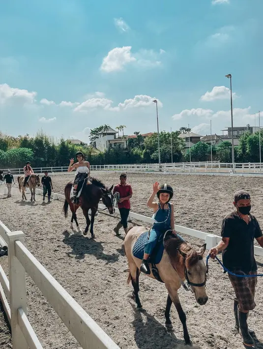 Gempi naik kuda (Instagram/gisel_la)